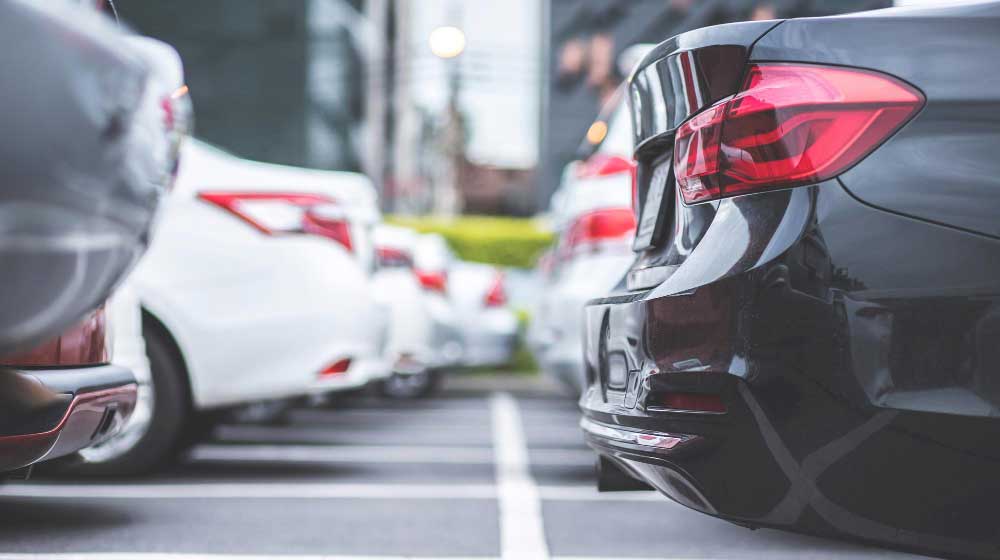 Kits de Ayuda - Parte trasera de vehículos en un parking